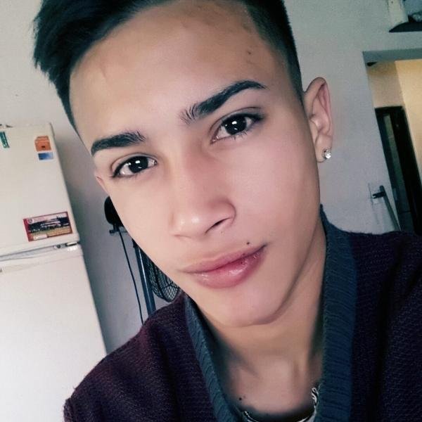 Tengo tantas ganas de tí
Amarte es escencial
Me desespero si no estás aquí
Regresa que no puedo más... :3