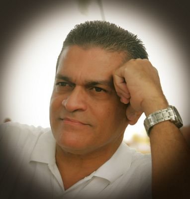 Dedicado, de buen trato, amante de lo bueno, con alto concepto de la amistad y siempre presto a conocer para crecer.