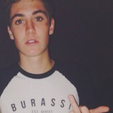 here to remind you that @sammywilk knows you exist ☻