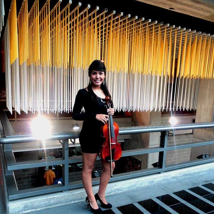 Amo la música cada día más y más, simplemente es mi vida, es mi todo.♥ OSJCSMB♬.