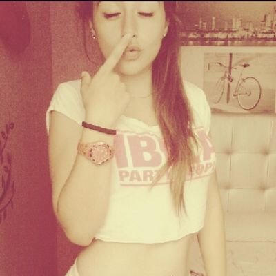 Propiedad privada de Dani♡. Jodiendo desde el 98. Viviendo la vida riendo y llorando. Pequeña pero matona :).