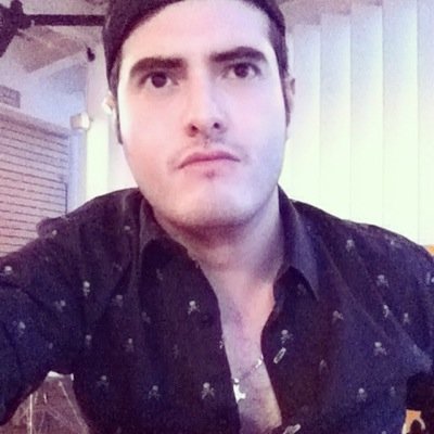 Egocéntrico megalómano, mamón, narcisista, despectivo, fantoche y mierda. En esta vida sobrevive el más guapo no el más fuerte. #Marketing