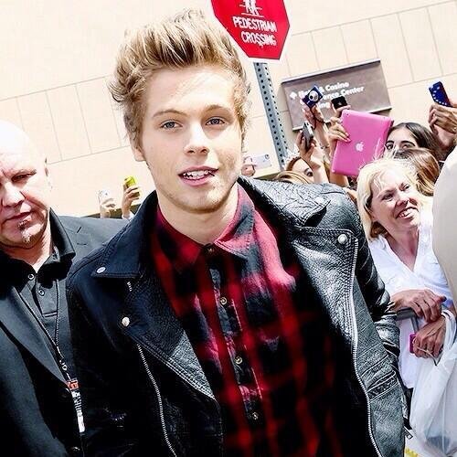 follow @5sosfollowalarm for dms to 5sos and follow updates :)