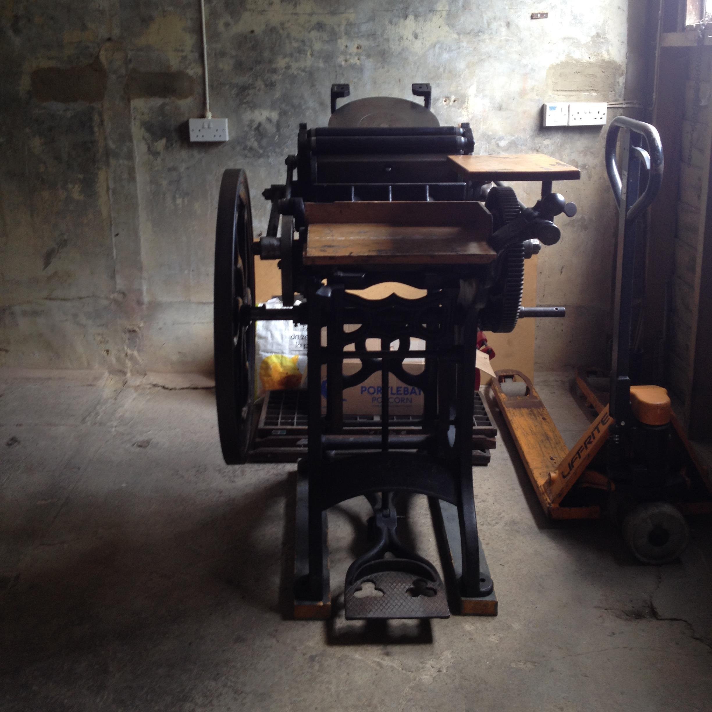 A HLF funded project to train ten volunteers to letterpress print, marble & hand-bind a poem by Vita Sackville-West using a quirky Victorian printing platen.