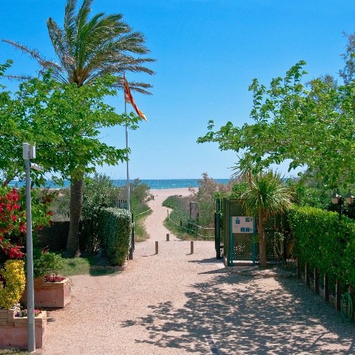 A family paradise 🌴right on the beautiful beach in Sant Pere Pescador🌴
