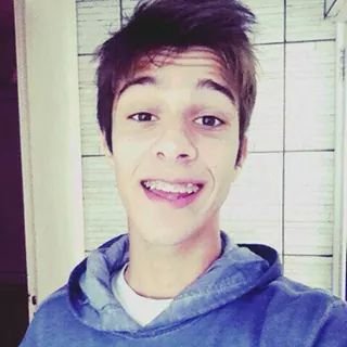 Um dia a gente aprende a dar mais valor pro que nos tras paz e menos valor pro tras renda.
snap: pedroms21