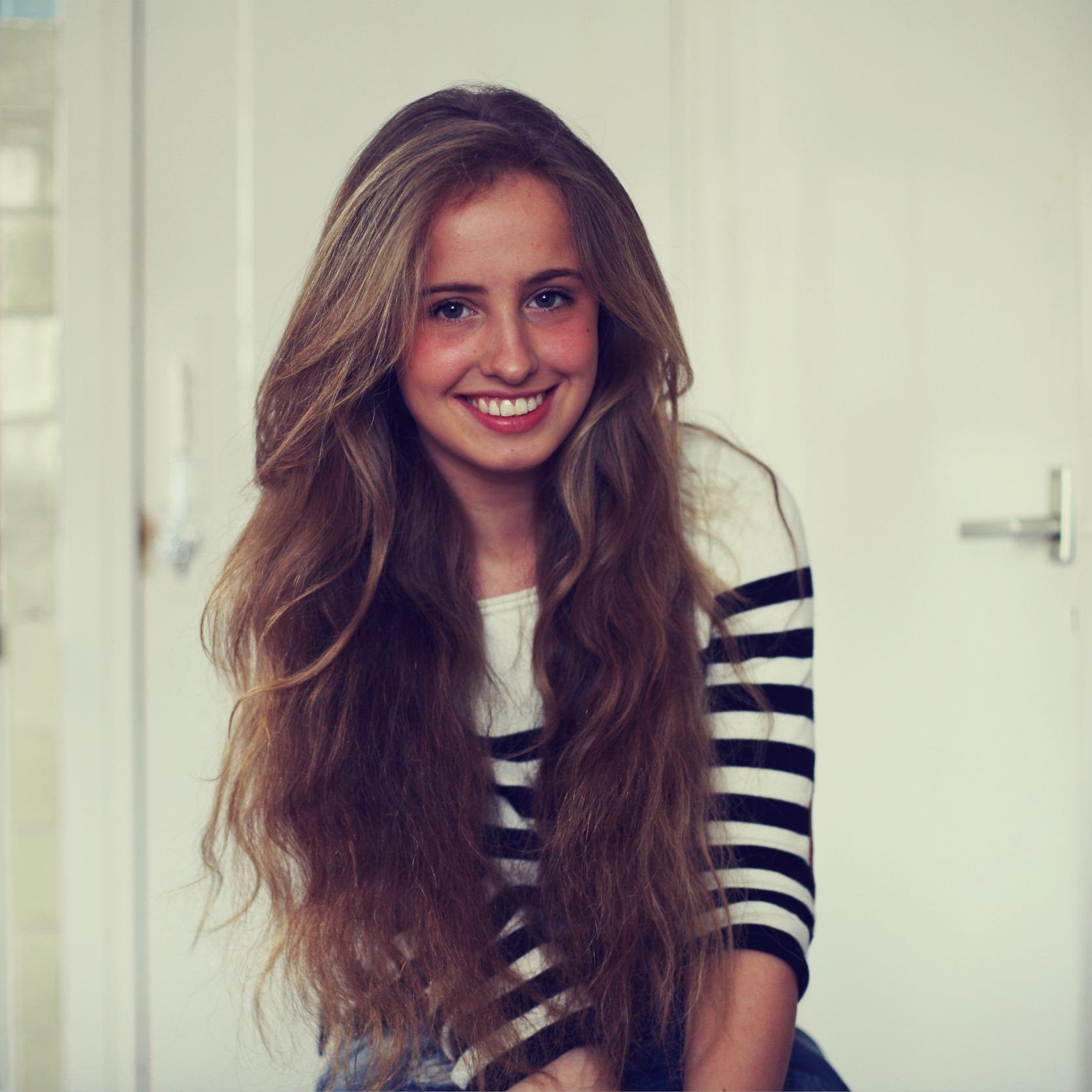 Onhandig, verliefd, 17 jaren jong............. volg @shfashionn voor leuke tweedehans kleding