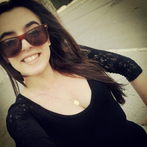 la felicidad en la tormenta es un rayo de sol, vivir lejos del odio y mas cerca del amor. RLM♡