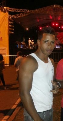 sou extrovertido, brincalhão, amigavelmente simple e humilde  d++