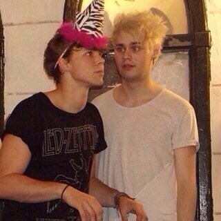 Please rt the link https://t.co/FMdu2FK3fc free follow from @ImLegal5SOS