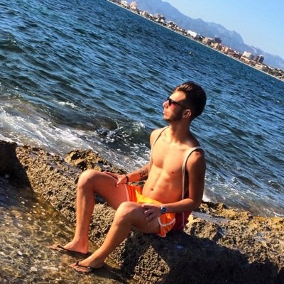 Sonreír no siempre significa ser feliz, muchas veces significa tener suerte.