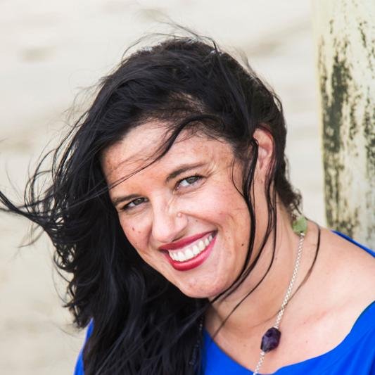 Dichter, schrijver, ondernemer. Stand up poetry die je laat struikelen over de losse eindjes van het leven. Feminist. Zwemmer. Rode wijn en blauwe kaas.