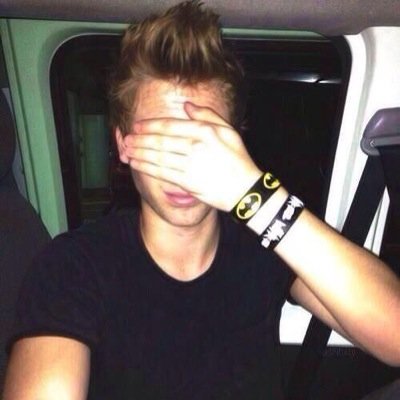 Free follow so please go follow @imagines5SOS_xx !!!!