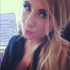 Es increible como alguien puede romper tu corazon, y sin embargo sigues amandole con cada uno de los pedacitos. Corazon aldreyer.