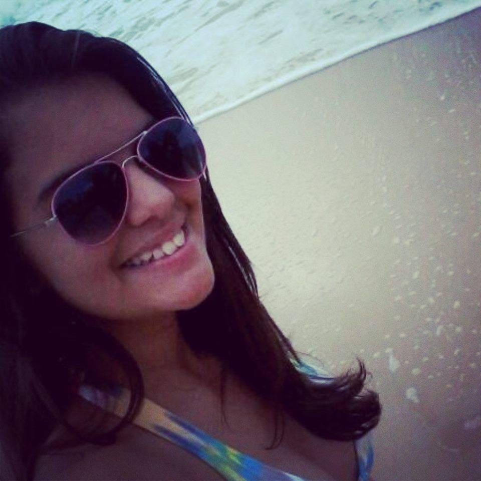 Aquela menina que sonha com os pés no chão(:
A menininha com jeitinho de boazinha,
com carinha de quietinha,
mas que não é bobinha .!