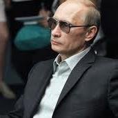 Бывший агент ФСБ (ранее активно КГБ советских времен) в административном отступления. Сохранив офицерское звание выше. Очевидно, что это просто тролль в любом с
