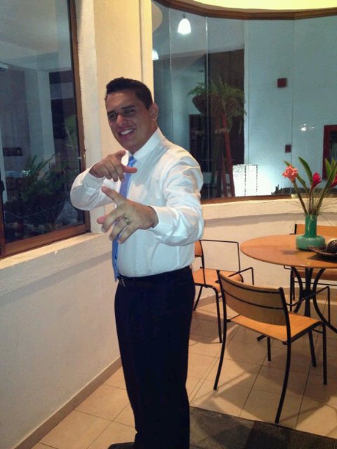 Musico y Profesor de lo anterior, creyente de Dios y del amor, toco y lucho con pasion, para regalarte de mi mundo lo mejor. Dios los bendiga siempre...