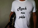 Banda rocker com uma levada 70's e com letras que questionam a humanidade sem abrir mão da ironia.
