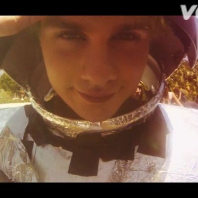 follow @laughingmikeyy because she gave you a free follow ! :)