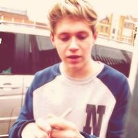 One Direction é tipo, a minha vida, o sentido da minha existência. Eu só tenho que agradecer por esses viados existirem ♥