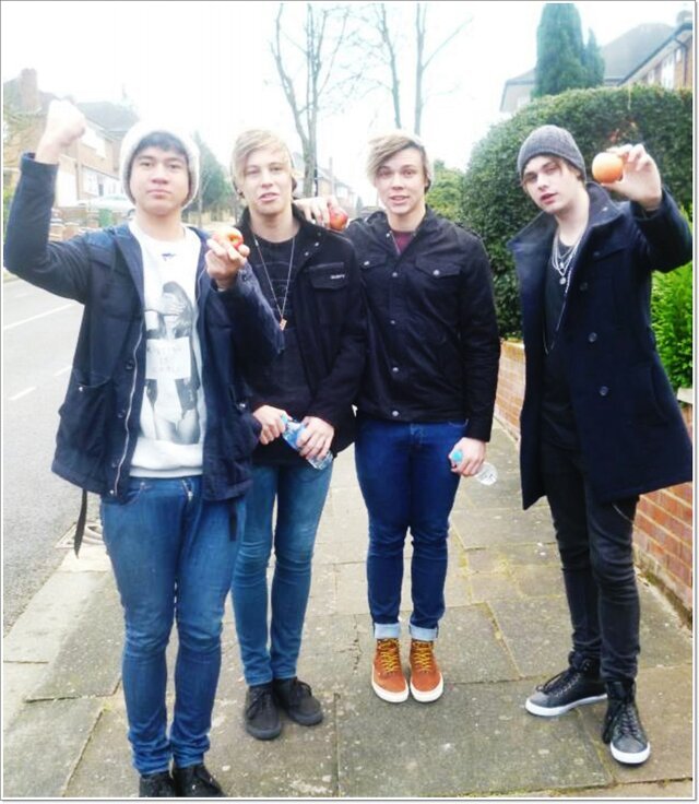yo just a girl who likes 5SOS and IM5
