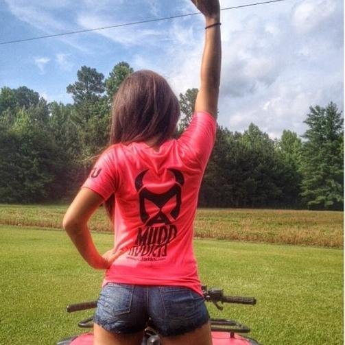 MossyOakBelle's profile picture. A smile can get you far but a smile and a gun can get you a hell of a lot farther 

#teamChevy