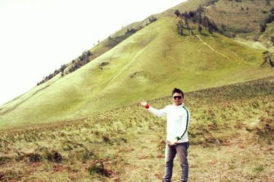 Siapapun yang merasa puas dengan yang diberikan Allah kepadanya, maka Allah akan membuatnya berkecukupan. (HR Bukhari)