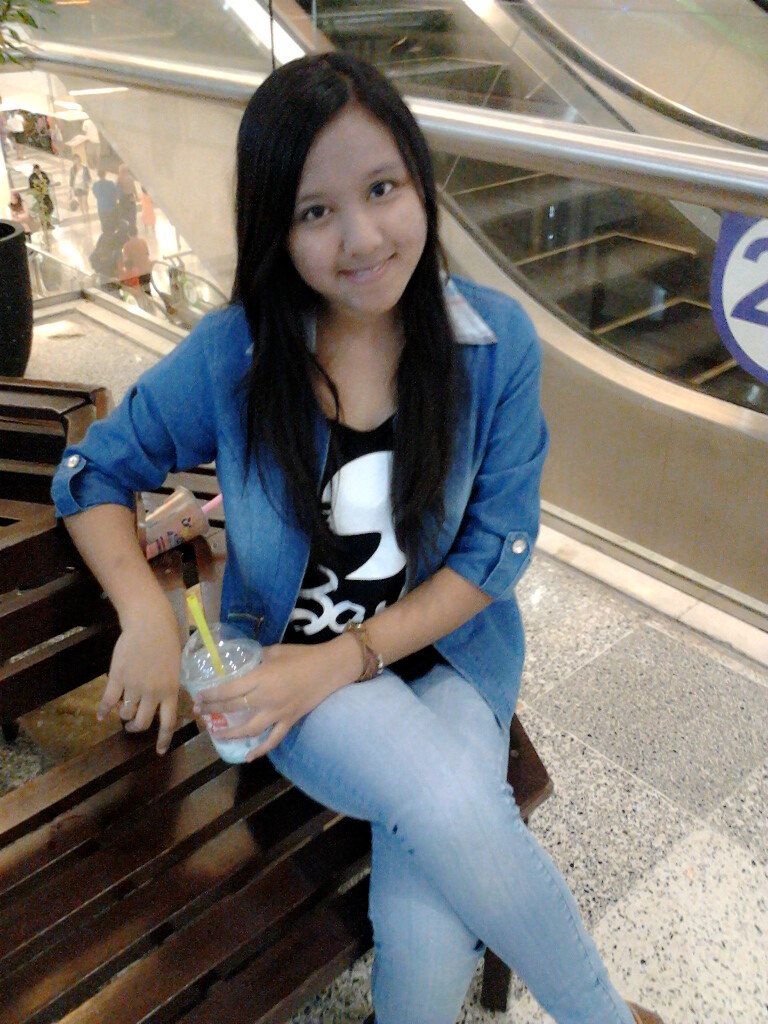 bandung 21 april 1997 || IG: siska.dew21 || fb: siska kurdew || line: siskaaaaa || path: siska dewi