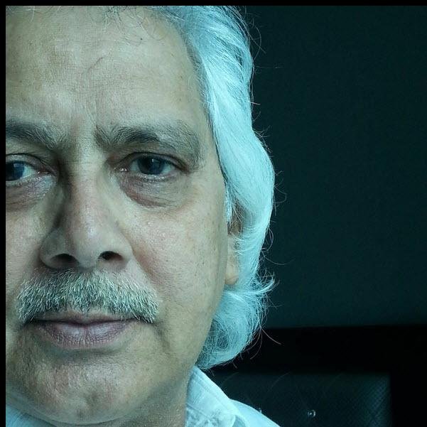کہاں ہمراہ دنیا چل رہی تھی.                                      
کہاں تنہا کھڑا ہوں منزلوں میں

― احمد فواد