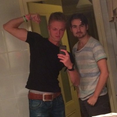 18 jaar, trotse nederlander. 

             ''Music is our religion''