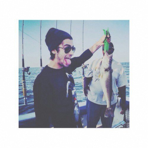 HEYY, FOLLOW @Put1DInYourlife SHE FOLLOWS BACK. THANK YOU♥♥