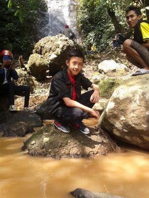 Jika aku tak bisa menjadi pensil untuk menulis KEBAHAGIAAN orang lain, maka aku akan menjadi penghapus untuk menghapus semua KESEDIHAN orang lain itu