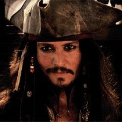 Jack Sparrow. Capitán Jack Sparrow. Tráeme ese horizonte. Sólo hay una linea de grafito pequeñita entre una mente loca y una brillante. Un poco de ron. #SPDCF