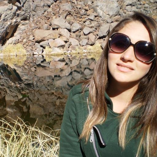 Creativa, analítica, artista, apasionada por lo quiero y a los que quiero. Atada a mi sueños