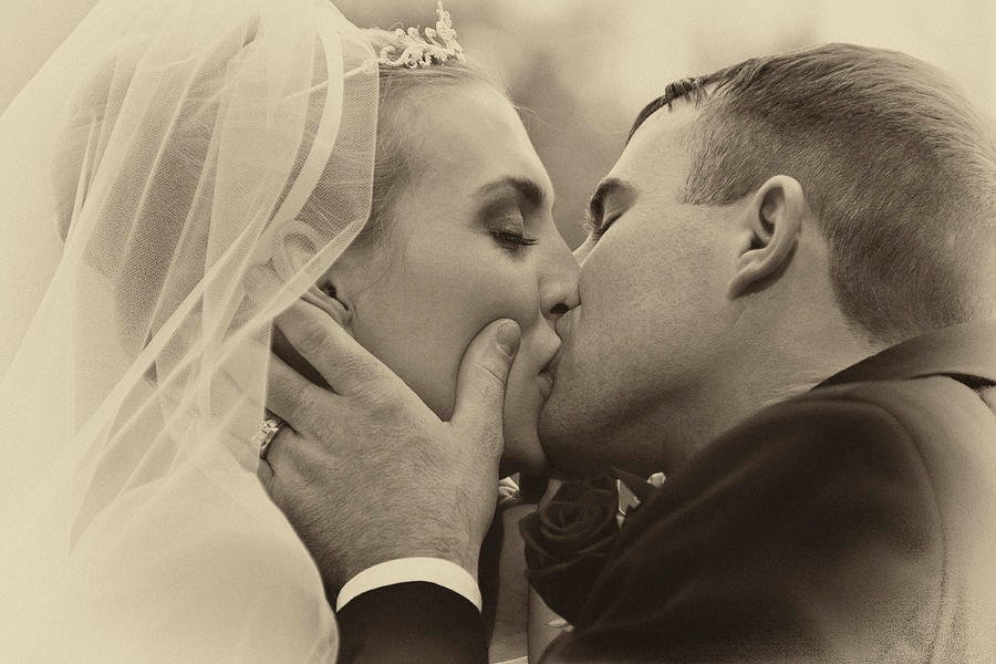 Helps brides-and-grooms-to-be spend less on their wedding photos!