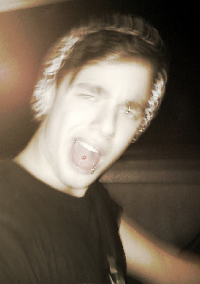 Twitch Streamer http://t.co/Y02C5GPmLF
Play League Of legends 
Main Mid