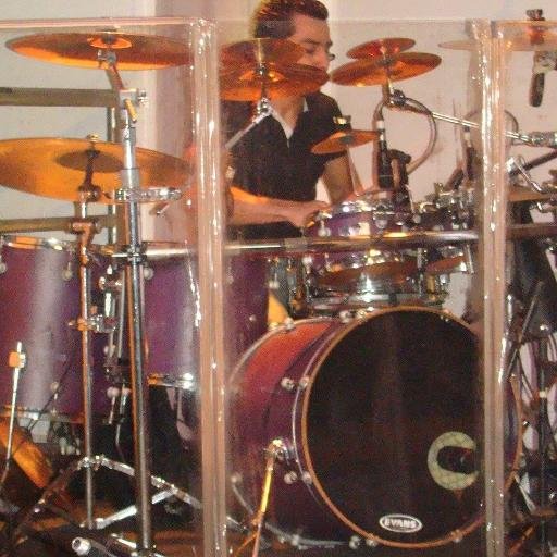 Baterista e percussionista auto-didata e professor de bateria.