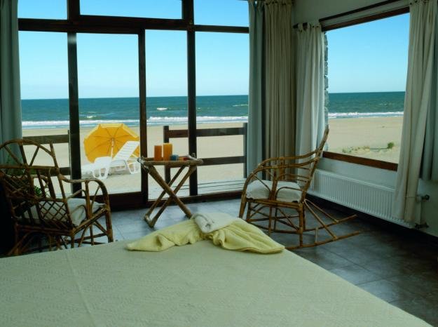 Frente al mar, Habitaciones con hidromasaje, servicio de cuarto y de playa, ropa blanca, recreación para niños.