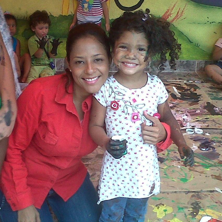 Amo  a mi familia ser docente, la educación especial y vivo enamorada de la vida .