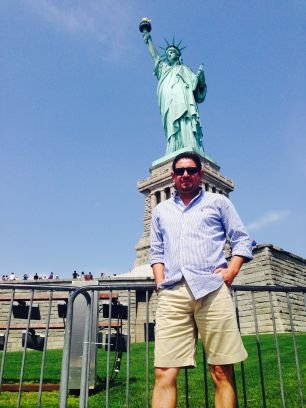 JosueAaron17's profile picture. La poesia es una bendición o una maldicion humana que nos salva del diario morir.