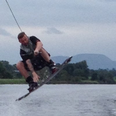Facebook makes you hate people you actually know. Twitter makes you love people you've never met. Irish man living in Canada #wakeboarding #mufc #boxing #ufc