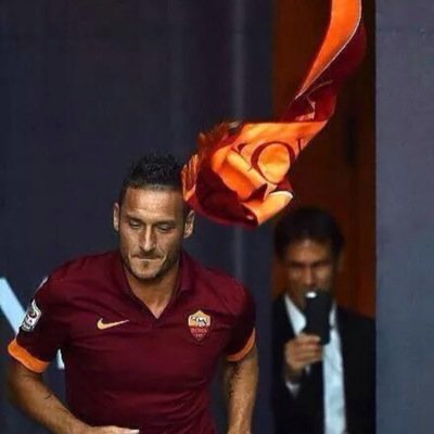 Quanno che 'ncomincia la partita ogni tifosetta se fà ardita, strilla Forza Roma a tutto spiano co' la bandieretta 'n mano, perchè cià er core romano. ❤️