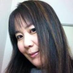 神戸市出身、東京在住。武蔵野美術大学大学院聴講生修了。美術学芸員を経て作家活動開始。NY、銀座、国立、神戸など個展25回以上。マレーシアアートエキスポで4年連続完売。TV出演や、小池真理子の文庫本の表紙装丁。「日本画ワークショップ」をマガジンランド社より出版。