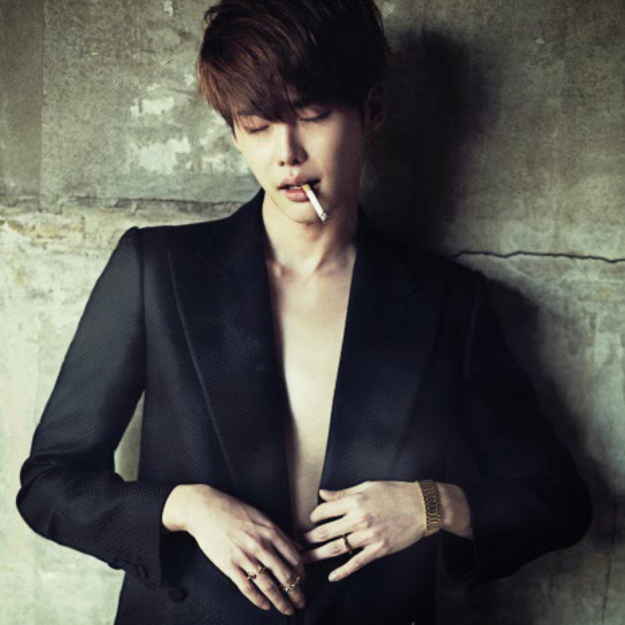 LEE JONG SUK. 89L