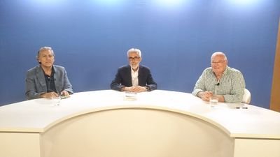 Diplomado en Enfermería y Licenciado en Publicidad y Relaciones Públicas.