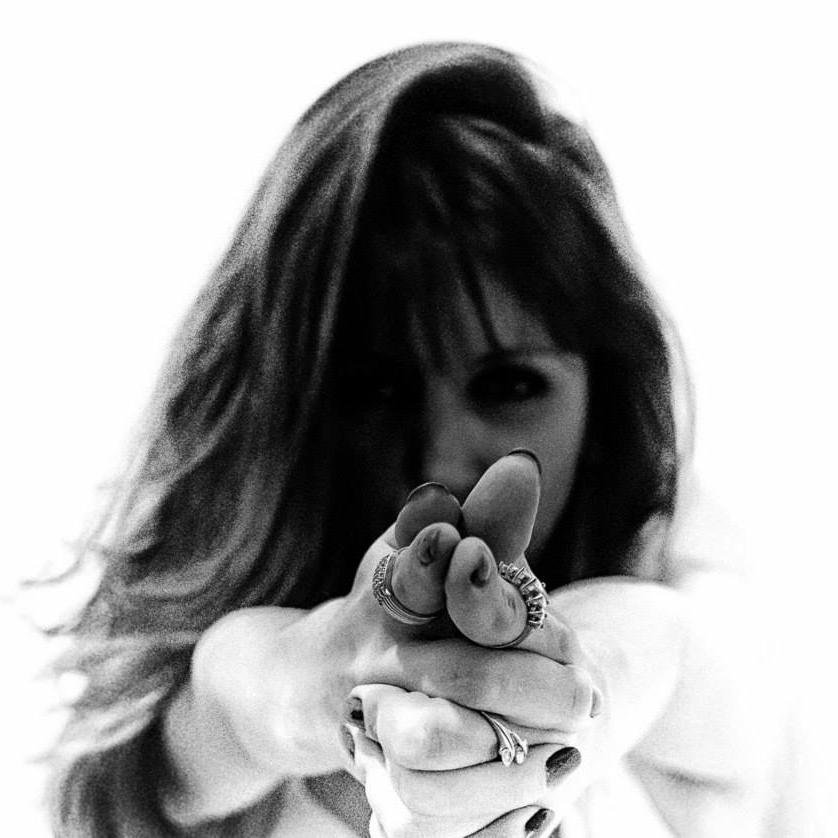 soy una chica que no le tiene miedo a nada me encantan los deportes soy estudian de de fisioterapeuta tambien me encanta toda clase de rock y metallica