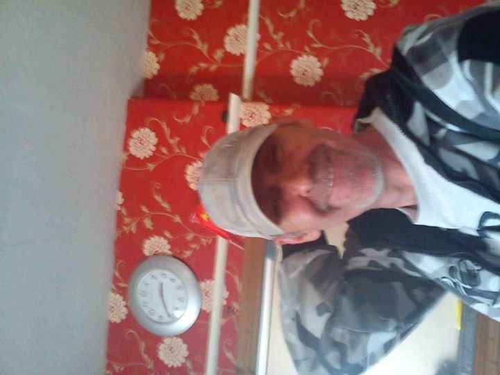 Born in Edinburgh Scotland  Free n single  :-D
