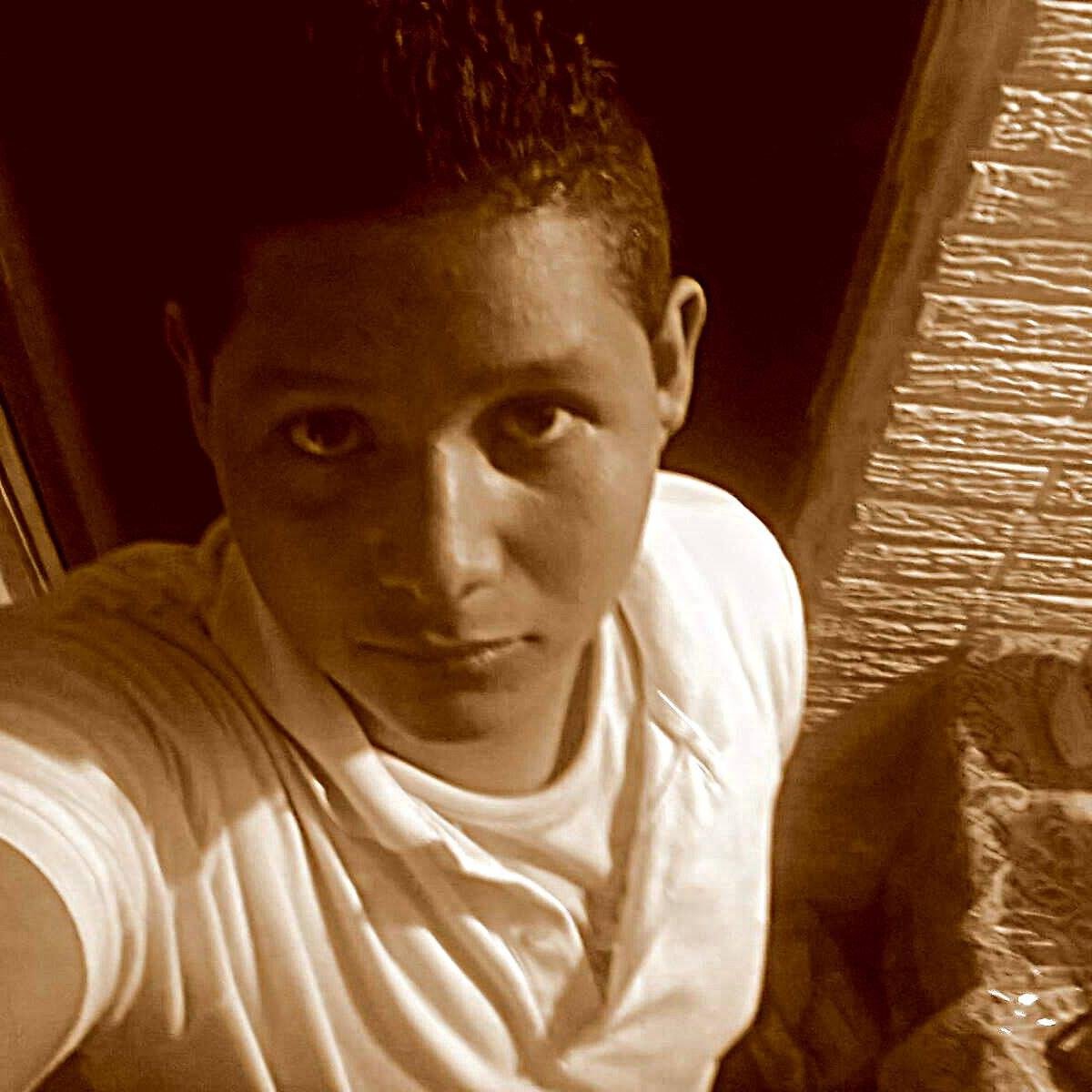 Se de donde Dios me saco, reconozco quien fui y quien soy. Ahora veo mi presente y mi futuro, Nada mas. 
JAH BLESS!!
