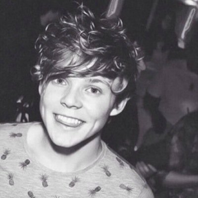 ashtonn_styless's profile picture. please follow @lustrade :) thank you!!!