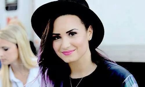 amo a one direction,justin bieber y mi idola demi lovato :3 me encanta su musica!...la vida sin su musica no es vida 3
